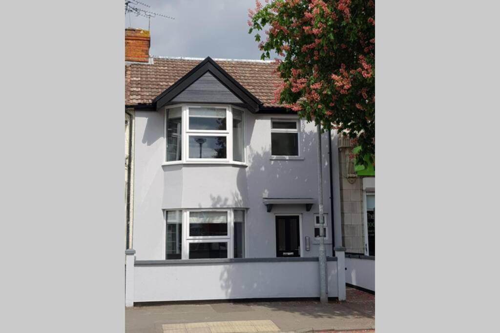 2Nd Floor Comfy Swindon Centre - Loft Studio Apartment Exterior photo