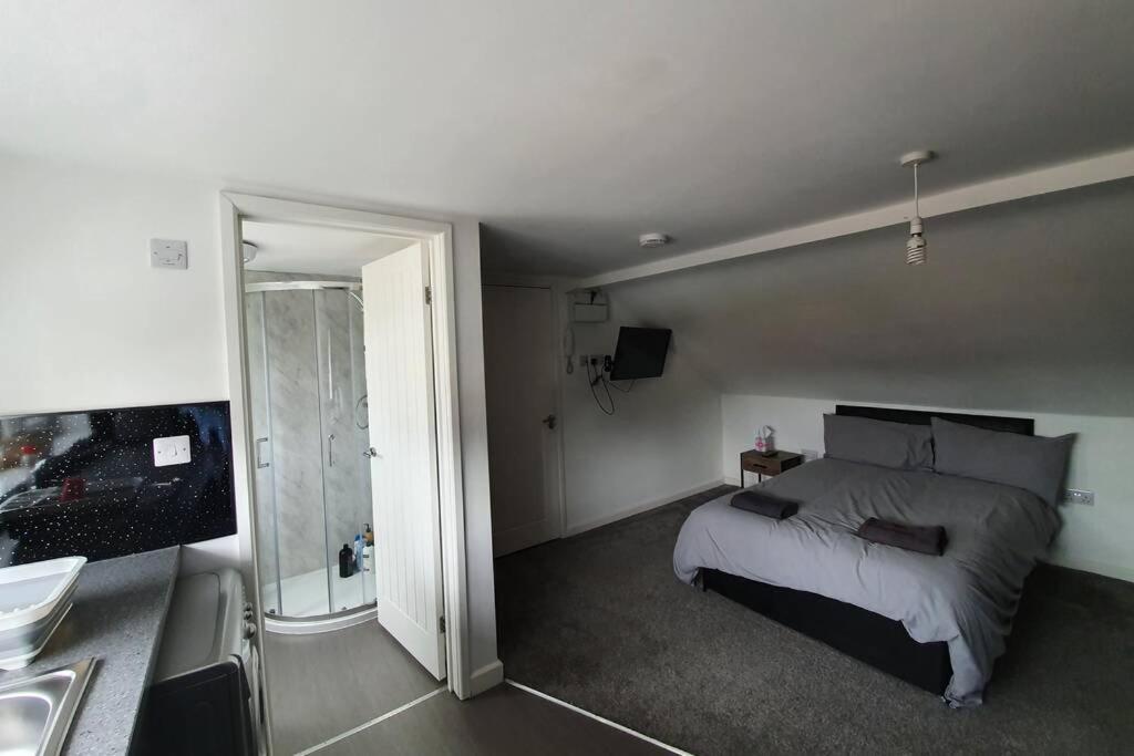 2Nd Floor Comfy Swindon Centre - Loft Studio Apartment Exterior photo